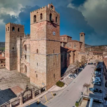 Nueve siglos de una bellísima catedral (y un gran abrazo para celebrarlo)