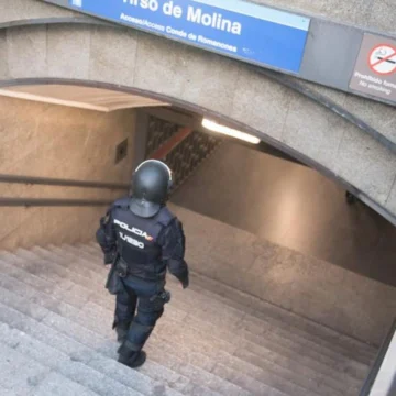 Muere un hombre de 30 años al ser arrollado por un metro en Tirso de Molina tras bajar a las vías para orinar