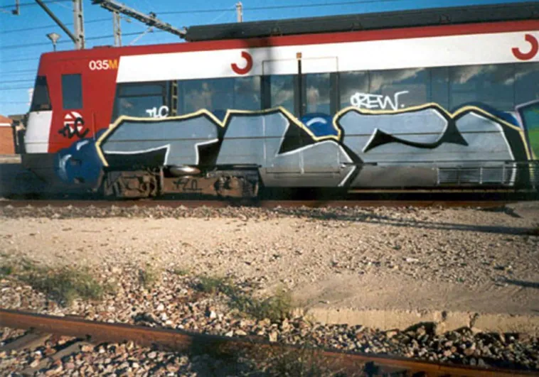 Arrestados dos grafiteros, uno de ellos menor, por detener un tren de Cercanías y vandalizarlo con pintadas Arrestados dos grafiteros, uno de ellos menor, por detener un tren de Cercanías y vandalizarlo con pintadas