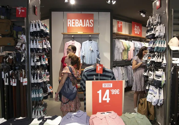 A qué hora empiezan las rebajas de verano en Zara, Mango, Pull &Bear, Parfois y Stradivarius en la app y fecha en tienda