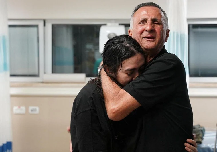 Galería El encuentro con sus familias tras ser liberados por el Ejército Galería El encuentro con sus familias tras ser liberados por el Ejército