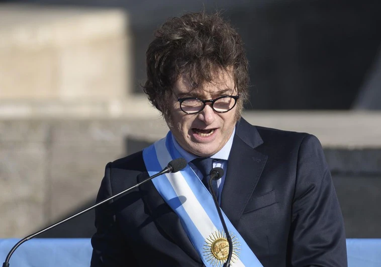 Ayuso recibe a Milei mientras una multitud espera al argentino en la Puerta del Sol