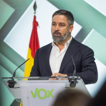 Abascal advierte a los barones del PP de que el reparto de menas es incompatible con gobernar con Vox