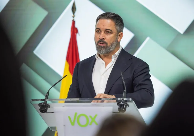 Abascal advierte a los barones del PP de que el reparto de menas es incompatible con gobernar con Vox