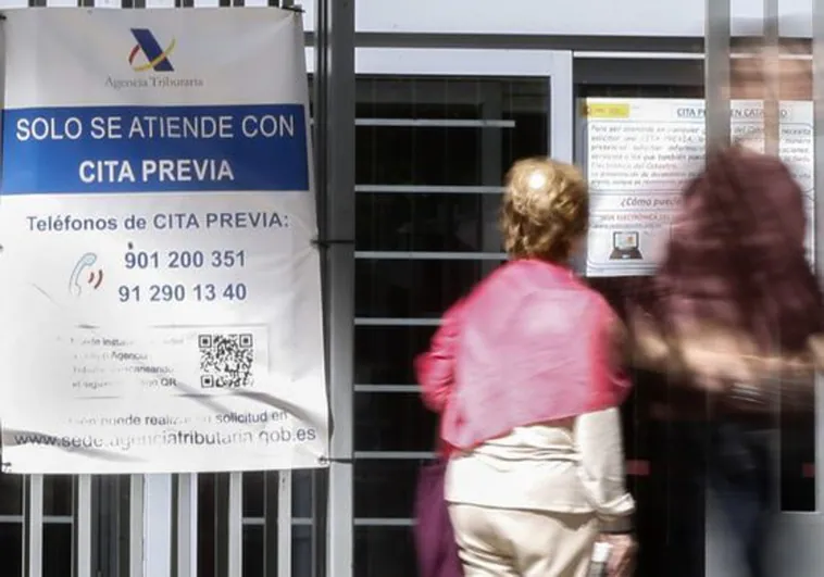 El Tribunal de Cuentas, contra la cita previa en Hacienda: empeora y retrasa la atención El Tribunal de Cuentas, contra la cita previa en Hacienda: empeora y retrasa la atención