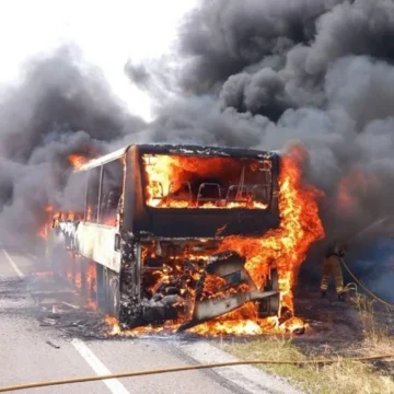 El incendio de un autobús obliga a evacuar un campin en Tarragona y corta la circulación del AVE entre Madrid y Barcelona