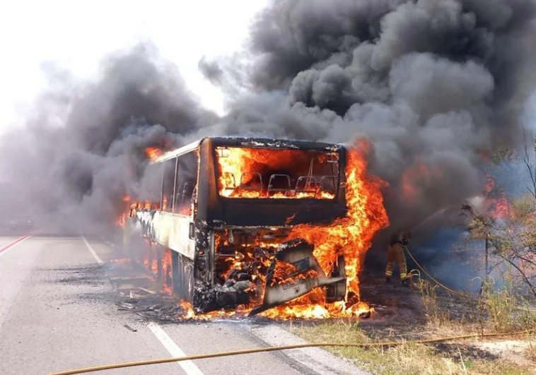 El incendio de un autobús obliga a evacuar un campin en Tarragona y corta la circulación del AVE entre Madrid y Barcelona