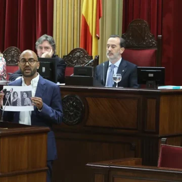 El presidente del Parlamento de Baleares rompe la foto de una víctima del franquismo