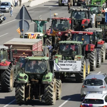 Las protestas de agricultores catalanes y franceses cortan la frontera