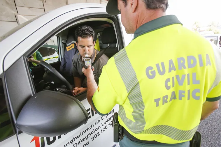 Un conductor se niega a hacer un control de alcoholemia, denuncia a los policías por obligarle y gana el juicio Un conductor se niega a hacer un control de alcoholemia, denuncia a los policías por obligarle y gana el juicio