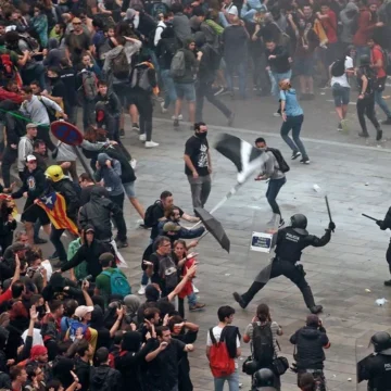 Un mosso recurrirá ante el Supremo la amnistía al manifestante que lo agredió al considerar que la ley no incluye el delito de lesiones