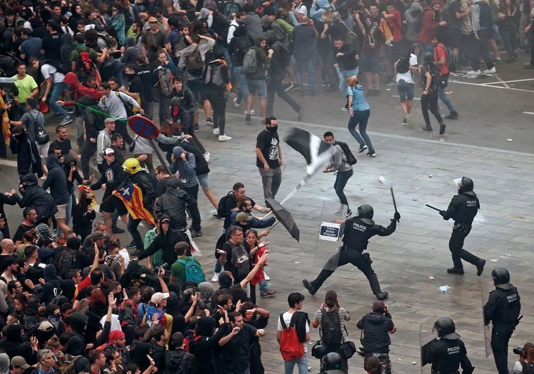 Un mosso recurrirá ante el Supremo la amnistía al manifestante que lo agredió al considerar que la ley no incluye el delito de lesiones