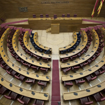 Un guía de las Cortes Valencianas niega que le tocara el culo a una alumna en una excursión: «Soy gay y llevo nueve años casado»