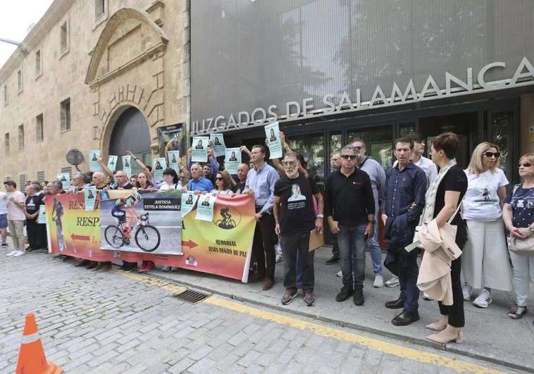 Tensión entre los allegados de la joven ciclista fallecida en Salamanca y el conductor que la atropelló: «Eso me lo decís en la calle» Tensión entre los allegados de la joven ciclista fallecida en Salamanca y el conductor que la atropelló: «Eso me lo decís en la calle»