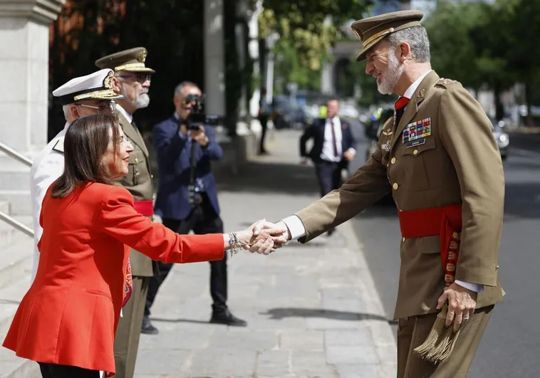 El Gobierno rectifica y enviará a Robles con el Rey en su última parada a los bálticos