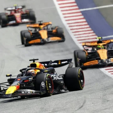 Verstappen se defiende bien de los McLaren y gana la carrera al esprint