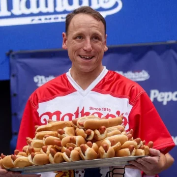 Excluyen de la competición al campeón de perritos calientes, Joey Chestnut, por patrocinar salchichas vegetarianas