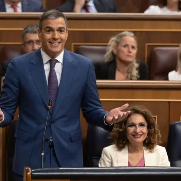 Pedro Sánchez insufla aire a Alvise Pérez para dañar a PP y Vox y descarta elecciones hasta 2027