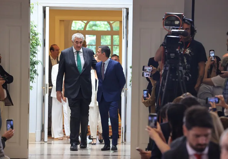 Pedro Sánchez condecora a los héroes de la plata del 84 y a Laia Palau en un emotivo acto en Moncloa Pedro Sánchez condecora a los héroes de la plata del 84 y a Laia Palau en un emotivo acto en Moncloa