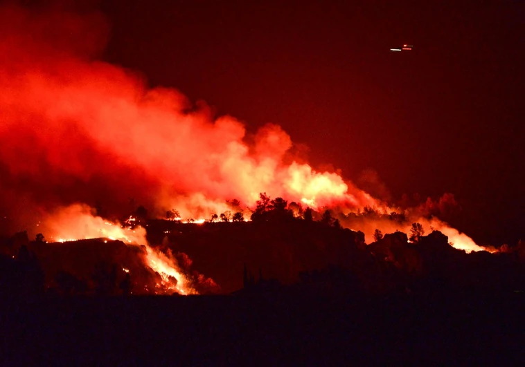 Un incendio forestal fuera de control en el norte de California obliga la evacuación de 3.500 personas Un incendio forestal fuera de control en el norte de California obliga la evacuación de 3.500 personas