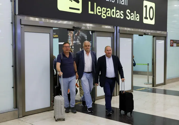 Sánchez se alinea con Zapatero y calla ante las expulsiones de Maduro Sánchez se alinea con Zapatero y calla ante las expulsiones de Maduro