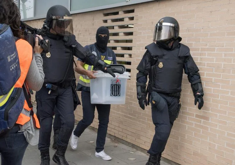 Amnistiado un policía acusado de agredir a un votante del 1-O que sufrió un infarto Amnistiado un policía acusado de agredir a un votante del 1-O que sufrió un infarto