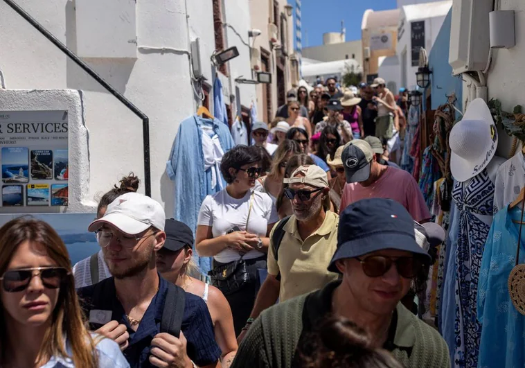 Llegan 17.000 turistas a Santorini tras la petición de un edil a la población de confinarse Llegan 17.000 turistas a Santorini tras la petición de un edil a la población de confinarse