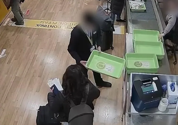 Cae una red de ladrones que robaba a los viajeros en la cinta del control de seguridad en Barajas Cae una red de ladrones que robaba a los viajeros en la cinta del control de seguridad en Barajas