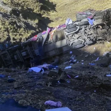 Al menos 26 muertos tras desplomarse un autobús por un precipicio en Perú