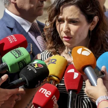 Ayuso afea a Sánchez que no cese al fiscal general: «Tiene la cara muy dura y muy poco respeto por las instituciones»