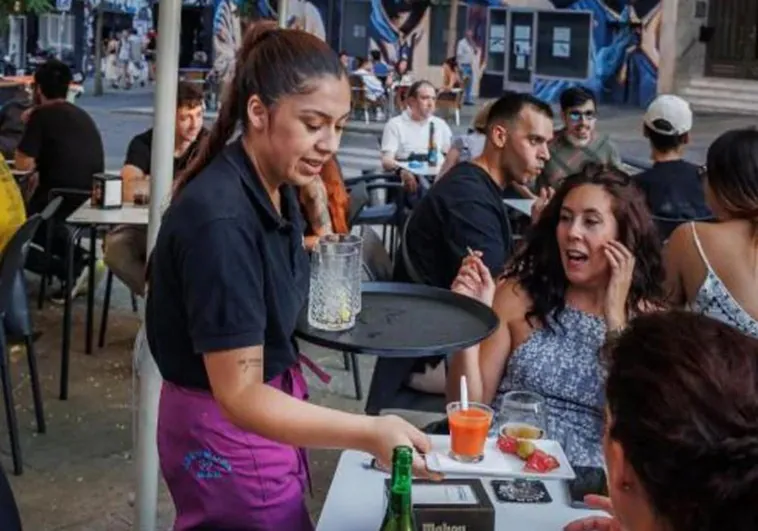 La forma de pedir una cerveza en España que molesta terriblemente a los camareros: «Es la frase del manual del cuñao» La forma de pedir una cerveza en España que molesta terriblemente a los camareros: «Es la frase del manual del cuñao»