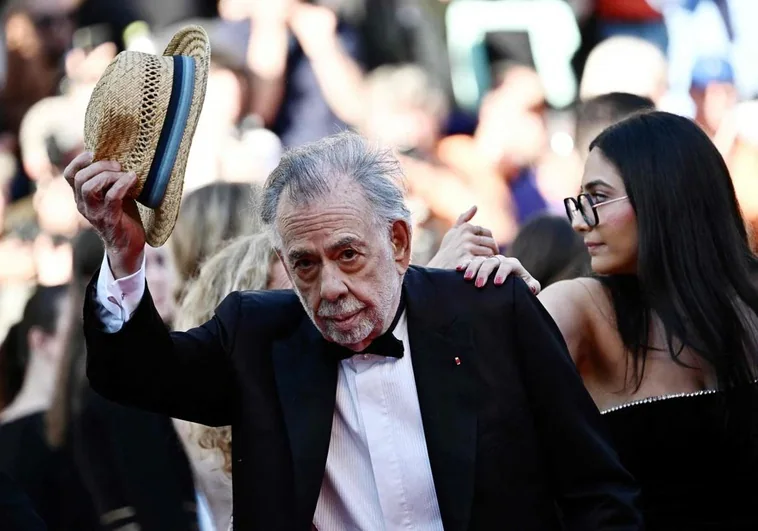 Publican vídeos de Coppola abrazando y besando a varias jóvenes extras de 'Megalópolis' Publican vídeos de Coppola abrazando y besando a varias jóvenes extras de ‘Megalópolis’