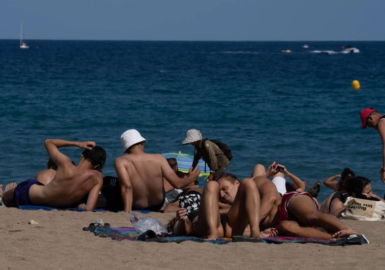Un dermatólogo avisa: esta es la cantidad de crema solar que nos debemos poner para evitar quemarnos al tomar el sol Un dermatólogo avisa: esta es la cantidad de crema solar que nos debemos poner para evitar quemarnos al tomar el sol