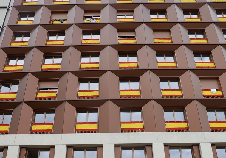 Un paseo por la Villa Olímpica, un barrio con camas de cartón, petanca y yoga Un paseo por la Villa Olímpica, un barrio con camas de cartón, petanca y yoga