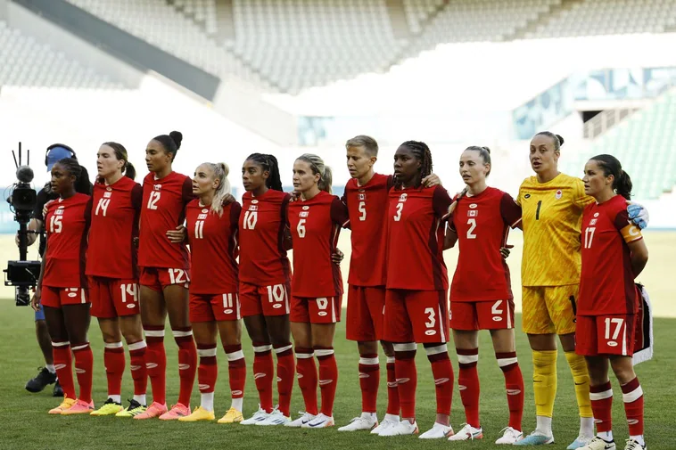 Suspenden un año a la entrenadora de fútbol de Canadá por espiar con un dron al rival