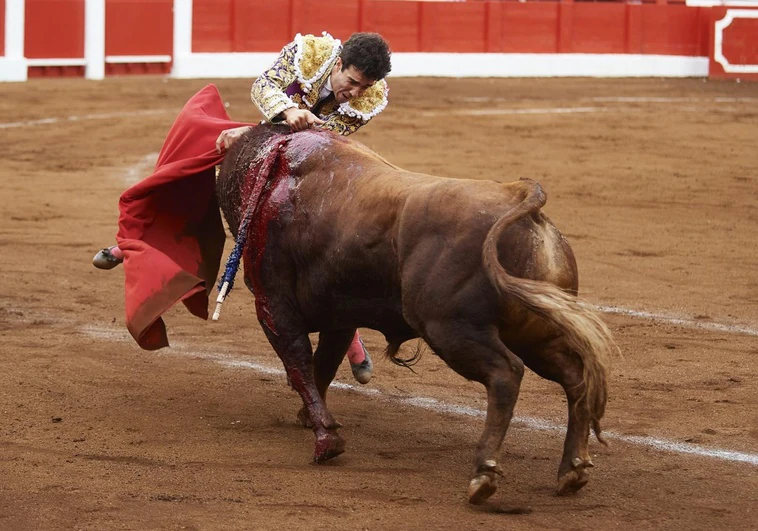 La entrega de Tomás Rufo maquilla un tostón de vulgaridad tras el sueño de Morante La entrega de Tomás Rufo maquilla un tostón de vulgaridad tras el sueño de Morante
