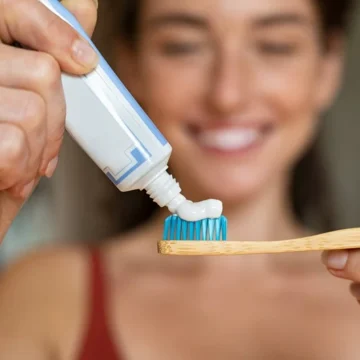 Así es cómo el calor puede afectar a tus dientes y esta es la mejor forma de lavárselos