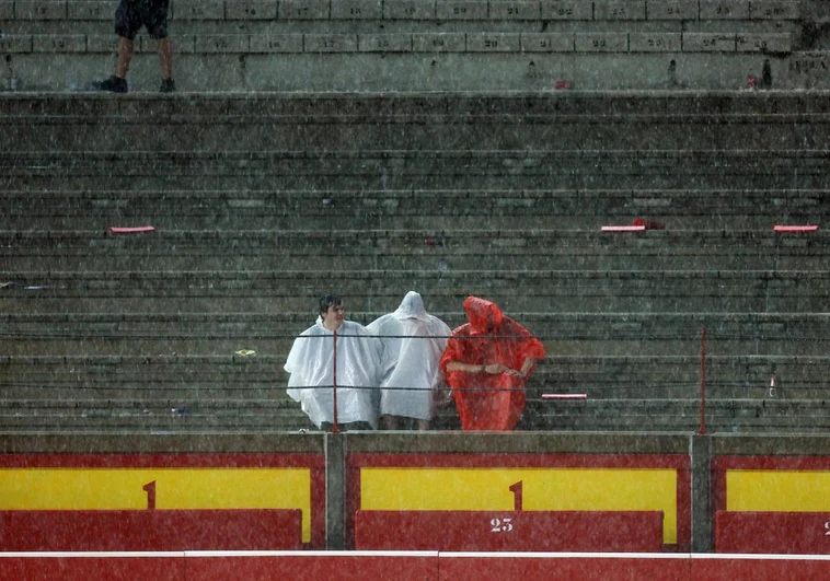 El «¡gooool!» de España desata la tormenta y el aguacero obliga a suspender el estreno de San Fermín en el tercer novillo