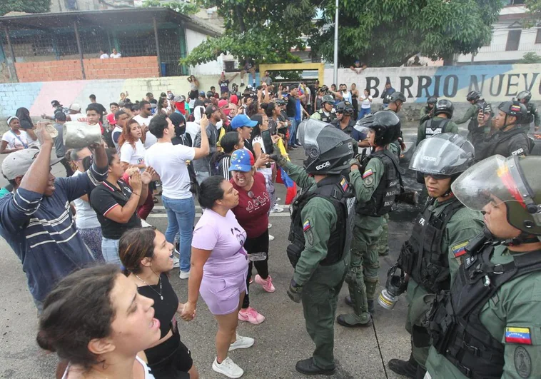 Diplomáticos españoles critican que el Gobierno se ponga «de perfil» con Venezuela por «intereses cruzados» Diplomáticos españoles critican que el Gobierno se ponga «de perfil» con Venezuela por «intereses cruzados»