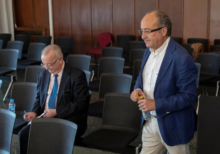 Seis antiguos cargos del PSOE van al banquillo por dilapidar 36 millones de la Junta de Andalucía Seis antiguos cargos del PSOE van al banquillo por dilapidar 36 millones de la Junta de Andalucía