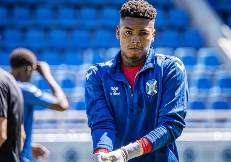 Moha Ramos, portero del Tenerife, detenido por la Guardia Civil antes de un partido amistoso Moha Ramos, portero del Tenerife, detenido por la Guardia Civil antes de un partido amistoso