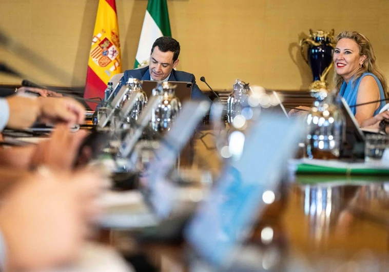 Juanma Moreno ultima los «ajustes» en el Gobierno andaluz en el ecuador de la legislatura Juanma Moreno ultima los «ajustes» en el Gobierno andaluz en el ecuador de la legislatura