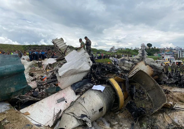 Mueren 18 personas tras estrellarse un avión durante su despegue en el aeropuerto de Katmandú, Nepal Mueren 18 personas tras estrellarse un avión durante su despegue en el aeropuerto de Katmandú, Nepal