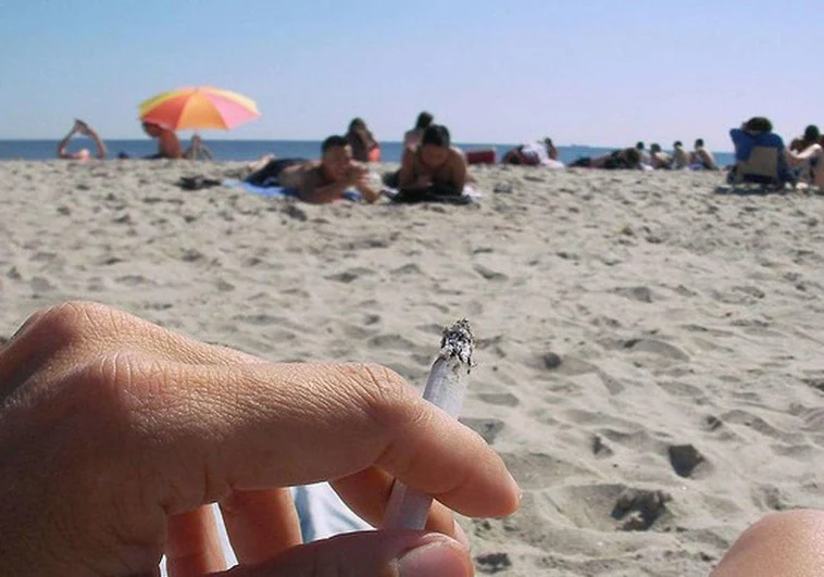 Récord de playas españolas que cuelgan el cartel de prohibido fumar Récord de playas españolas que cuelgan el cartel de prohibido fumar