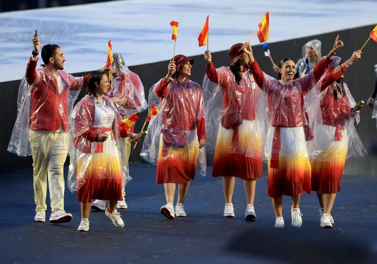 El desfile de España: chubasqueros, sonrisas y unos abanderados sin presencia El desfile de España: chubasqueros, sonrisas y unos abanderados sin presencia