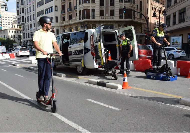 Multa de 500 euros y el vehículo inmovilizado: Valencia estrena un medidor pionero para «sacar a los patinetes eléctricos ilegales de la circulación» Multa de 500 euros y el vehículo inmovilizado: Valencia estrena un medidor pionero para «sacar a los patinetes eléctricos ilegales de la circulación»