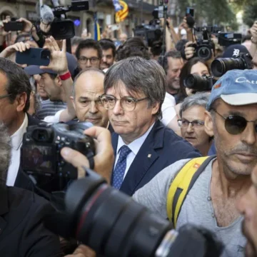 Puigdemont reaparece, asegura que está en Waterloo y ataca al conseller de Interior y a los Mossos por la «caza de brujas»