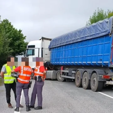 Un camión hace la tijera, el conductor septuplica la tasa de alcoholemia e invita a una cerveza a los agentes