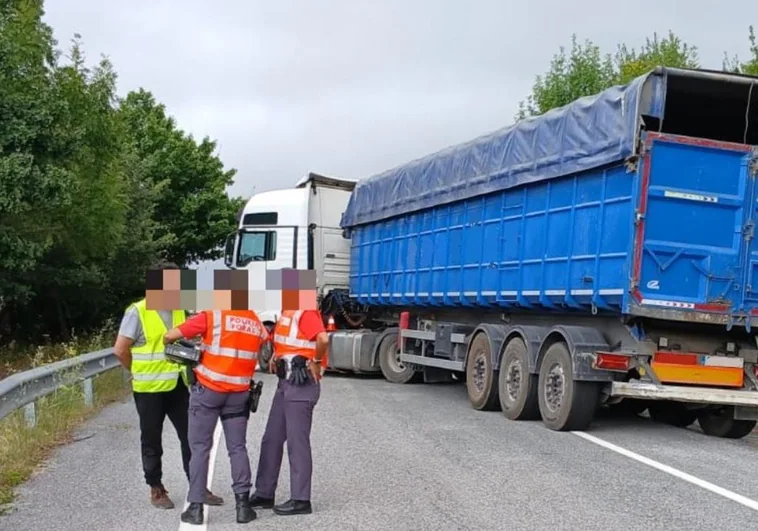 Un camión hace la tijera, el conductor septuplica la tasa de alcoholemia e invita a una cerveza a los agentes