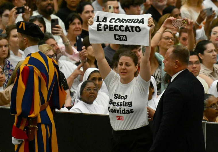 Dos activistas antitaurinos se cuelan en la audiencia del Papa: «Las corridas son pecado»